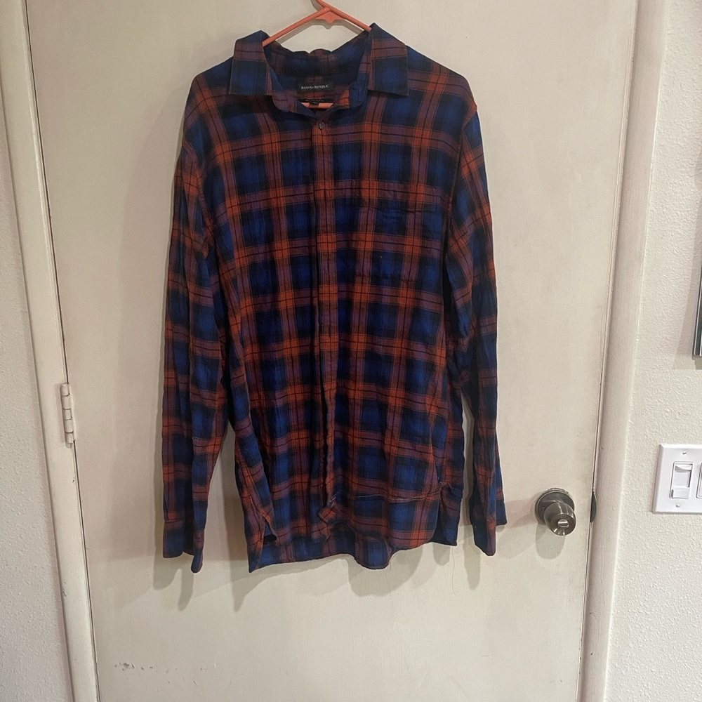 Banana republic lightweight plaid button up shirt. Long sleeve